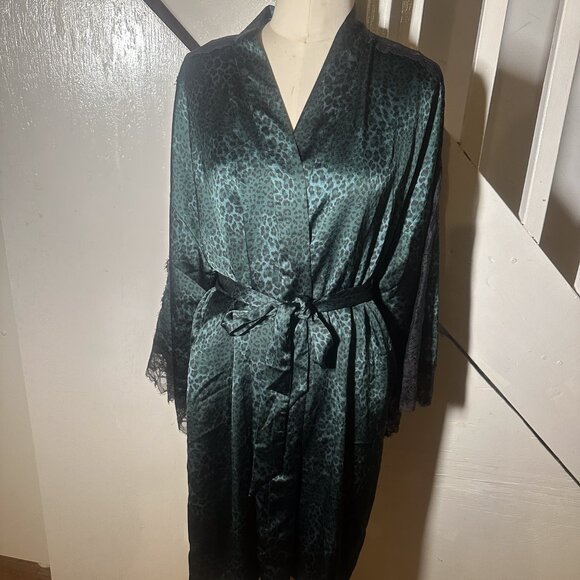 Victoria's Secret Other - Victoria’s Secret Satin Leopard Robe • Size M/L • Emerald Green